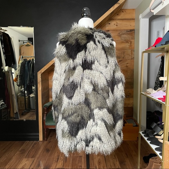 Steve Madden Faux Fur Vest - Picture 3 of 7
